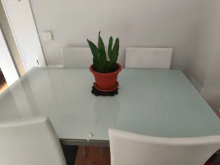 Mesa de cristal y metal con 4 sillas