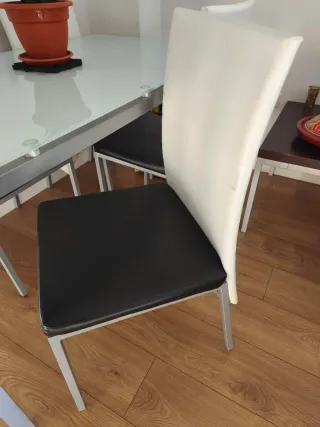 Mesa de cristal y metal con 4 sillas
