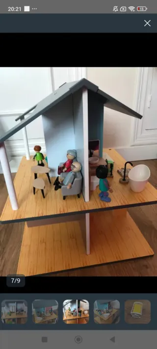 Casa de muñecas con figuras
