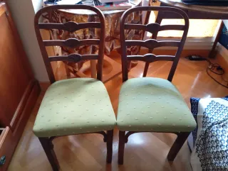Juego de 2 sillas de madera antiguas