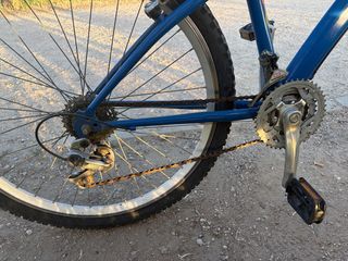 Bicicleta de montaña azul y gris