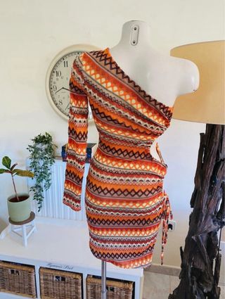 Vestido corte cut out hombro descubierto