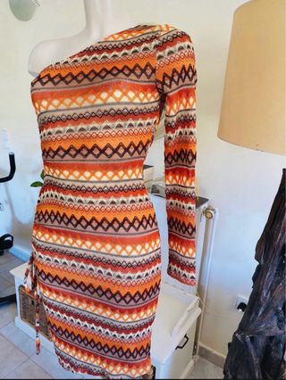 Vestido corte cut out hombro descubierto