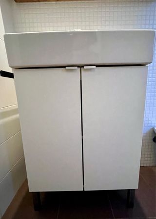 Lavabo con mueble y grifo