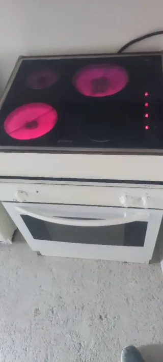Horno y mueble blanco