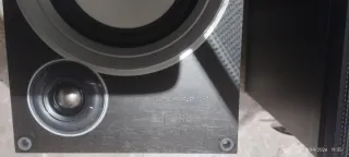 Altavoces Philips negros y plateados