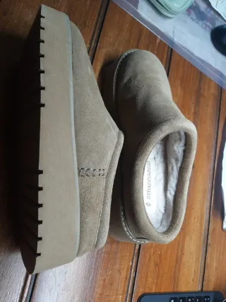 Zuecos Stradivarius Piel Beige