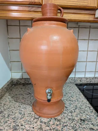 Tinaja de barro con grifo
