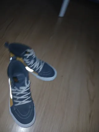 Zapatillas Vans grises y amarillas