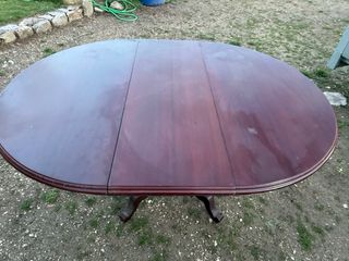 Mesa de comedor ovalada de madera