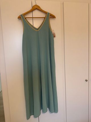 Vestido largo verde con ribete dorado