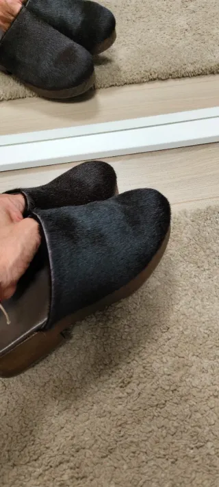 Zuecos pelo potro Zara Home marrones