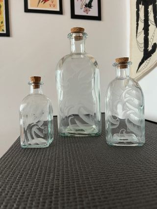 Set di 3 bottiglie di vetro incise