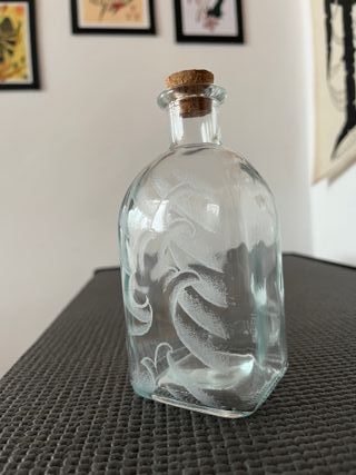 Set di 3 bottiglie di vetro incise