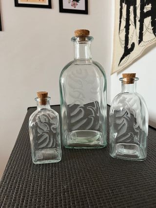 Set di 3 bottiglie di vetro incise