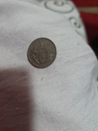Moneda 5 Ptas con errata en columna