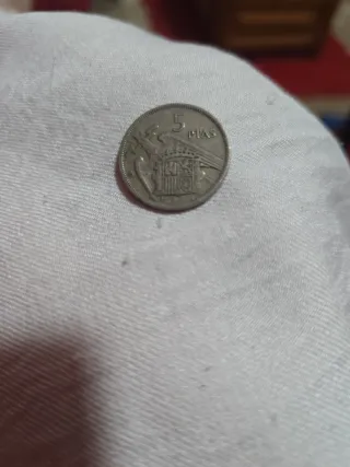 Moneda 5 Ptas con errata en columna