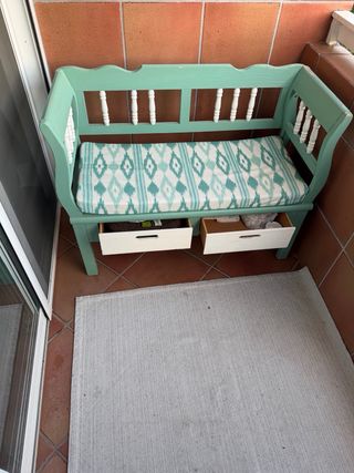 Banco de madera con cojín estampado