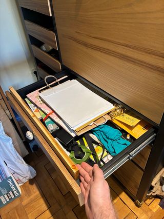 Mueble de cajones de madera con escritorio oculto