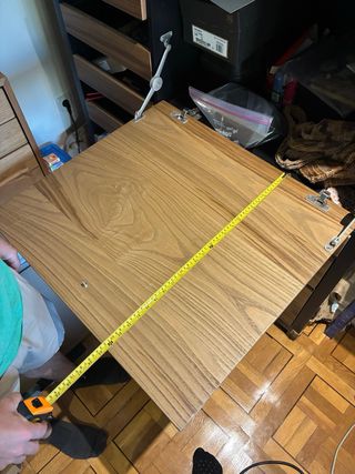 Mueble de cajones de madera con escritorio oculto