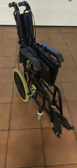 Silla de ruedas plegable negra