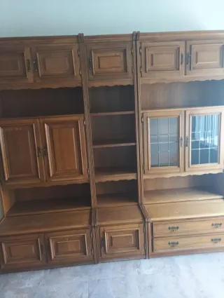 Mueble de roble con vitrina y cajones