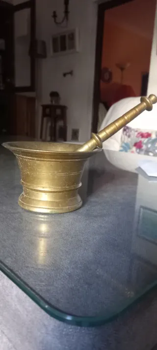 Mortero y mano de bronce dorado