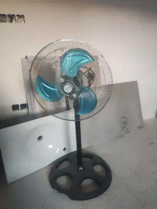 Ventilador de pie azul y plateado