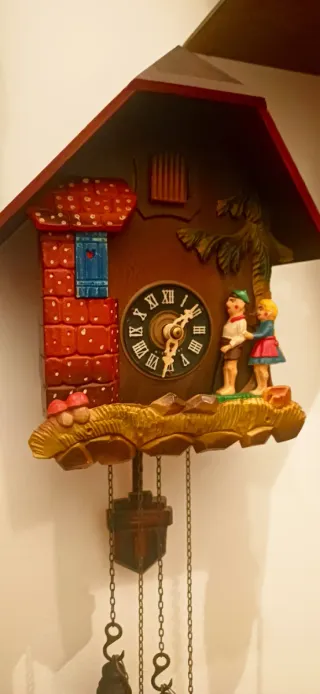 Orologio a cucù in legno con figure
