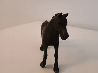 Caballo Schleich marrón con trenzas rojas