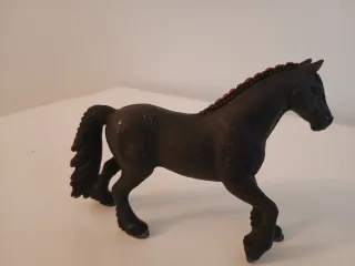Caballo Schleich marrón con trenzas rojas