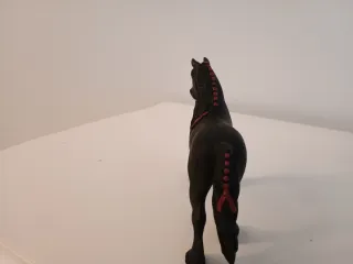 Caballo Schleich marrón con trenzas rojas