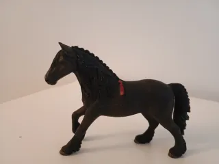 Caballo Schleich marrón con trenzas rojas