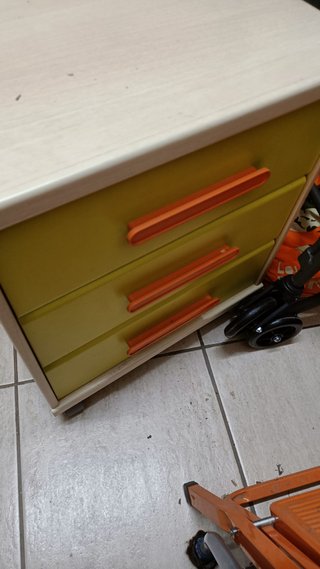 Cuna convertible en habitación infantil