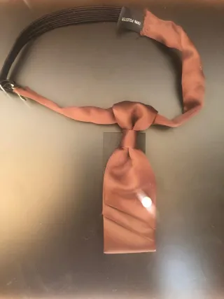 Corbata de mujer marrón con perla