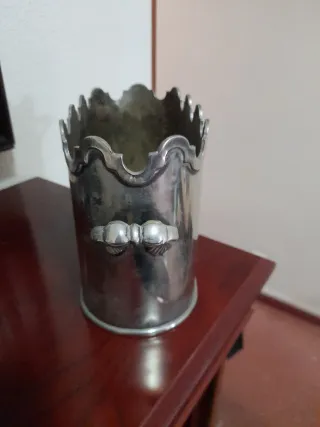 Jarrón Metálico Plateado con Diseño
