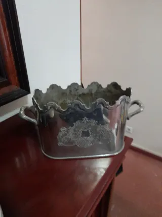 Jarrón Metálico Plateado con Diseño