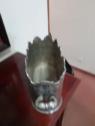 Jarrón Metálico Plateado con Diseño