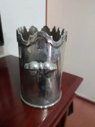 Jarrón Metálico Plateado con Diseño