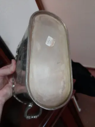 Jarrón Metálico Plateado con Diseño