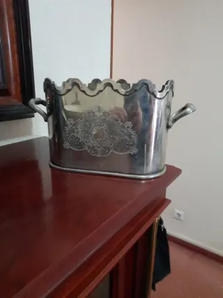 Jarrón Metálico Plateado con Diseño