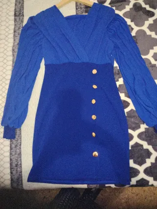 Vestido azul con botones dorados
