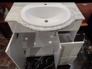 Mueble de baño con lavabo y encimera de mármol