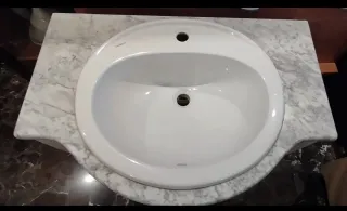 Mueble de baño con lavabo y encimera de mármol