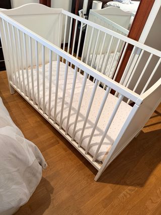 Cuna IKEA con colchón, chichonera y colcha