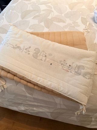 Cuna IKEA con colchón, chichonera y colcha