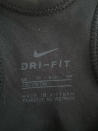 Top deportivo Nike negro