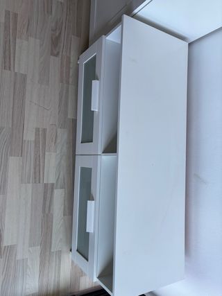 Mueble TV blanco con 2 puertas y 2 huecos