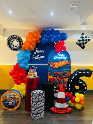 Empresa Dcoramelo decoraciones con globos y evento