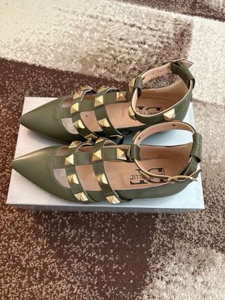 Scarpe donna verdi con borchie oro